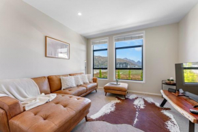 Modern 4BRs Townhouse in Frankton, Walk to Shops & Cafes, 5mins to Airport